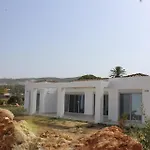 White Three Bedroom Βίλα Μηνιά