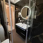 White Three Bedroom Μηνιά