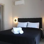 White Three Bedroom Вилла Миния